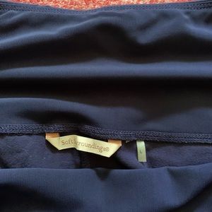 Soft surrounding navy capris! Tummy control!